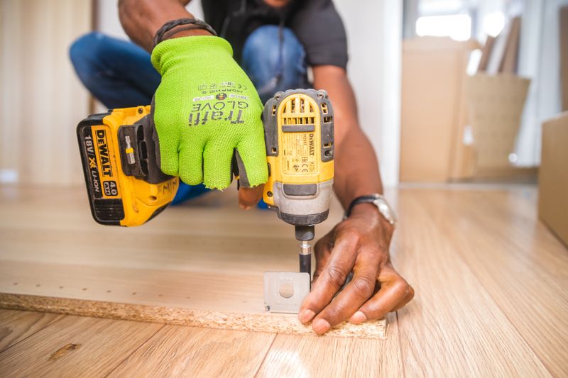 Banco de trabajo de madera con herramientas manuales ordenadas y luz cálida